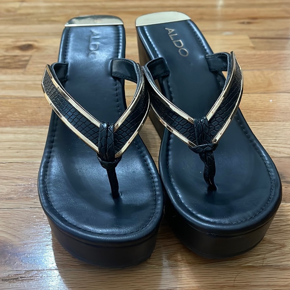 ALDO Black Heels with gold details size 8